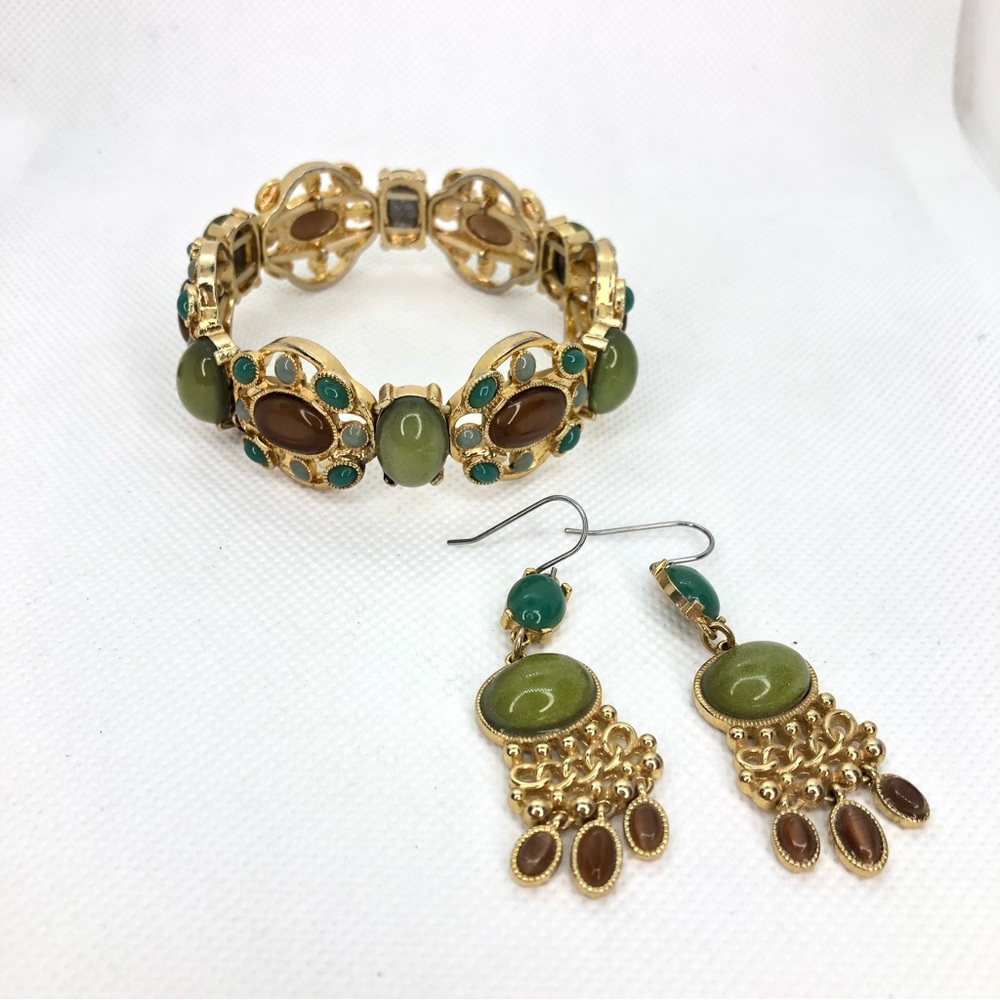 Green Lucite Cabachon Stretch Bracelet and Dangle Earring Gold Tone Set